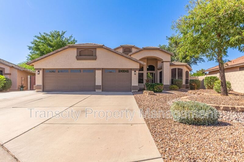 Primary Photo - 1028 E Orchid Ln