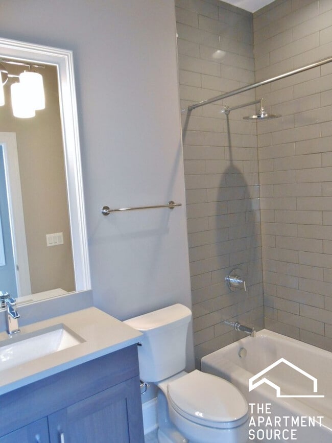 Building Photo - 882 W Lill Ave