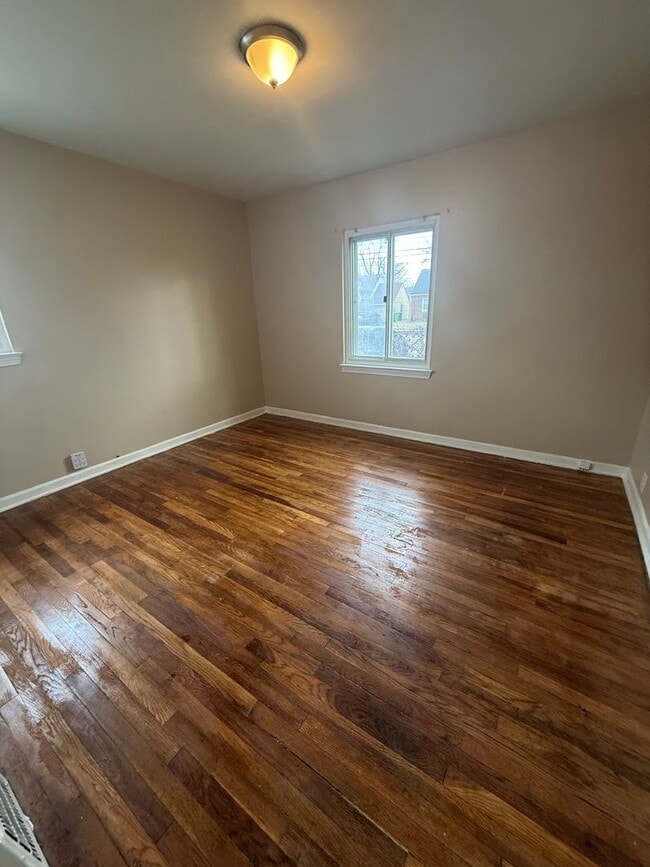 Building Photo - Euclid 4 Bed Single Water/Sewer included