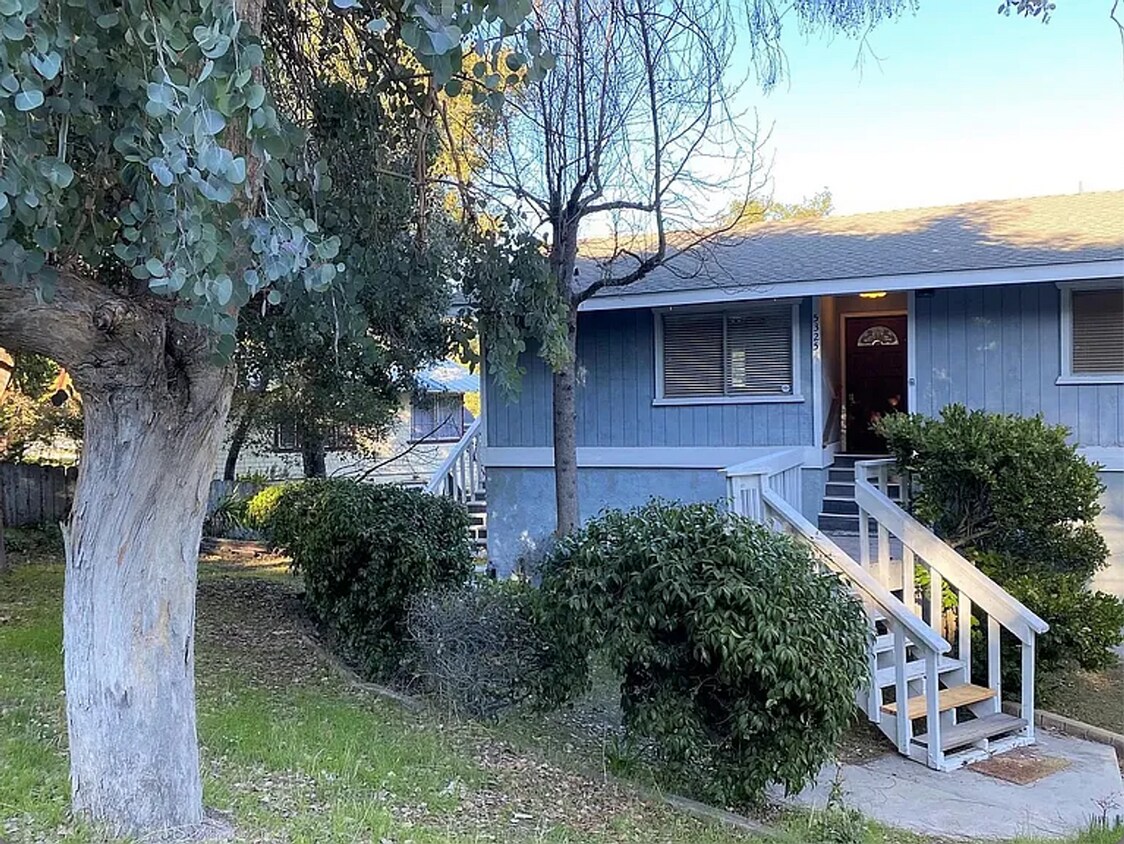 Primary Photo - Cozy 3-Bedroom Home with Deck and Pet-Frie...