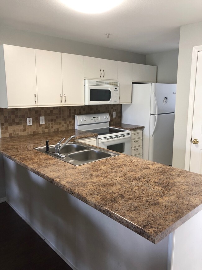 Building Photo - BEAUTIFUL WALK-IN CONDO ~ 2 bed, 2 bath ~ ...