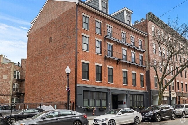 Building Photo - 477 Hanover St