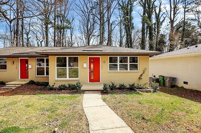 Foto del edificio - Modern NoDa Duplex Available Today!