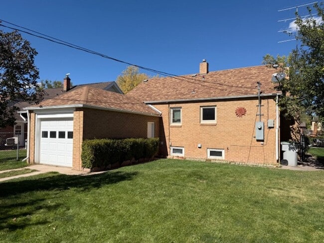 Building Photo - House For Lease