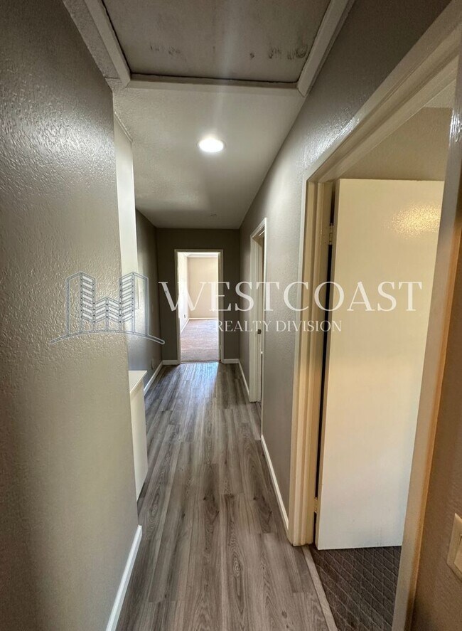 Building Photo - Spacious 4-Bedroom Home with Scenic Views ...