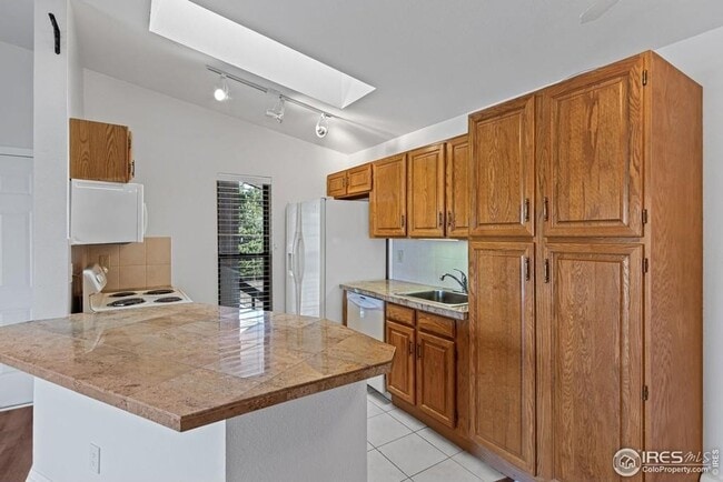 Photo - Top Floor 2bed/2bath Condo - Open Floor Pa...