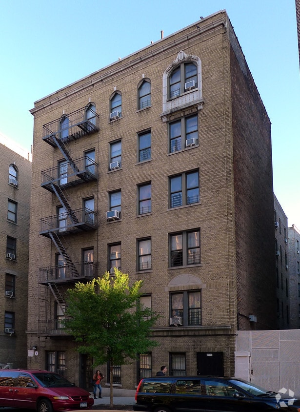 Building Photo - 609 W 188th St