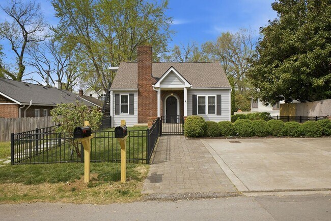 Building Photo - Sylvan Park Charm