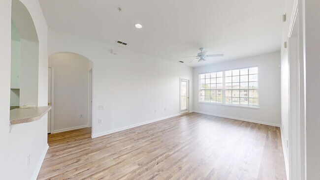 Building Photo - Beautifully updated 2 bed, 2 bath third-fl...