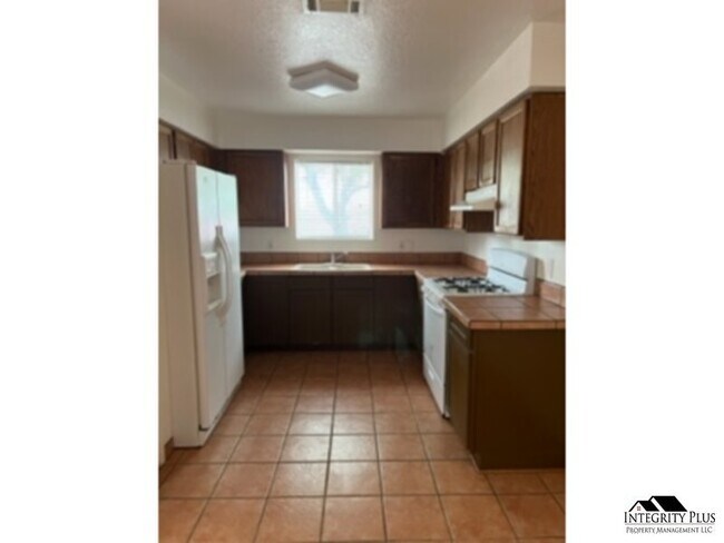 Building Photo - 1206 E Huron Ct