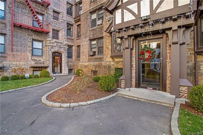 Building Photo - 254 Martine Ave