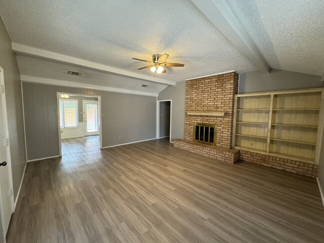 Building Photo - Stunning Duplex West Of Milwaukee & Minutes From Shadow Hills Golf Course!