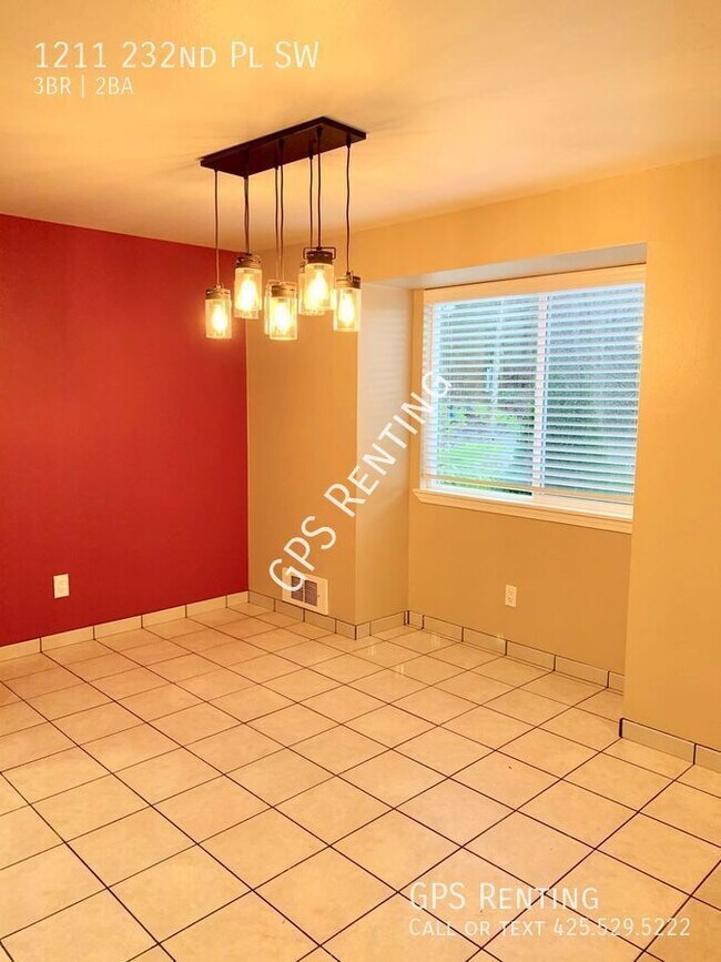 Building Photo - Beautiful updated 3/2 rambler in Northshor...