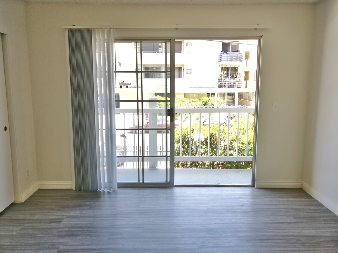 Foto principal - 8421 Cedros Ave