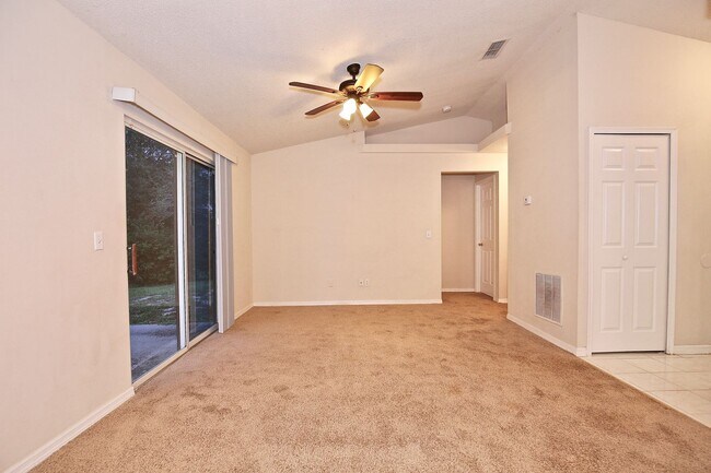 Foto del edificio - Spacious 3/2 Home with a 2 Car Garage Located in Lake Crescent Pines - Clermont