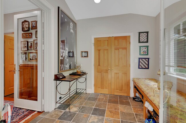 Foto del edificio - 237 Long Pond Rd