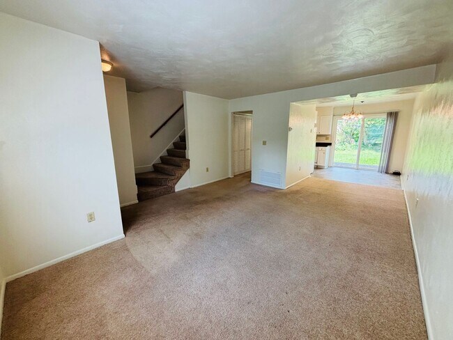 Building Photo - 2 Bedroom, 1.5 Bath Townhouse