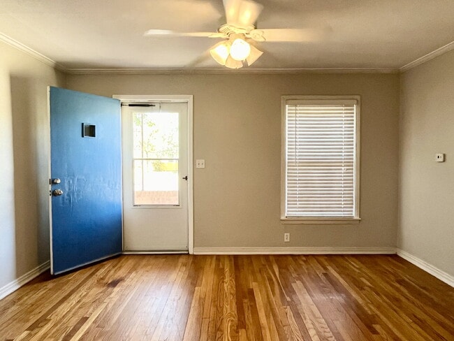 Building Photo - Charm, Comfort and Convenience!