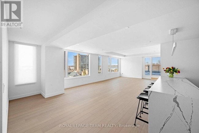 Building Photo - 398 Roosevelt Ave