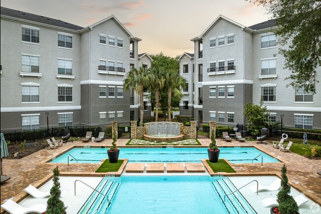 Piscina prístina y exterior - Villas at Hermann Park