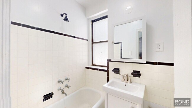 Foto del edificio - 215 W 80th St