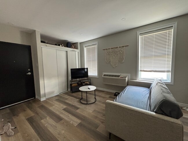 Building Photo - Beautifully Updated 1 Bed & 1 Bath Downtown Apartment!