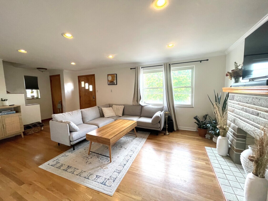 Primary Photo - 1041 Berkshire Ave