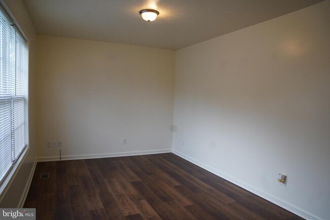 Building Photo - 104 Basin Dr