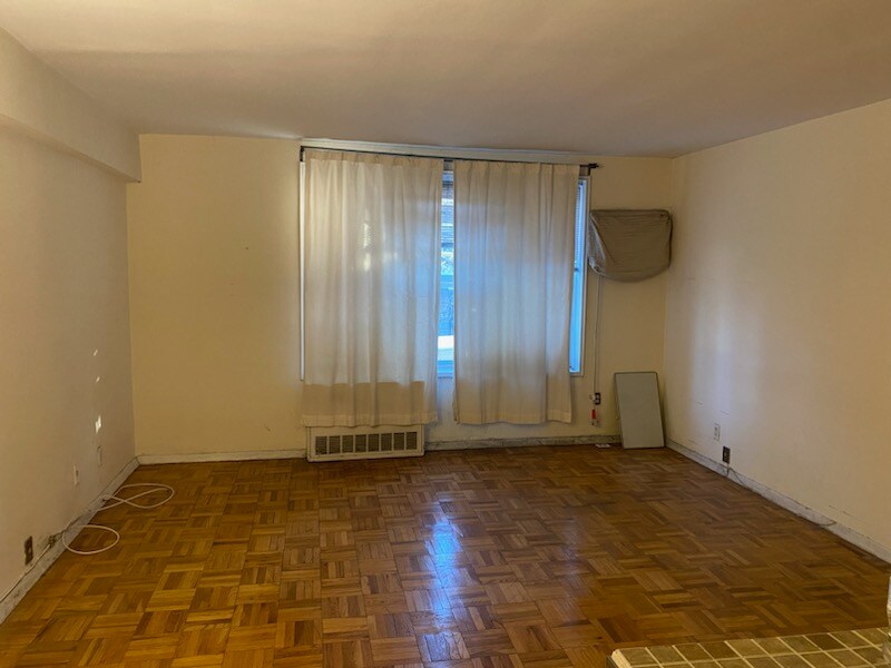Foto del edificio - 44-20 Douglaston Pkwy