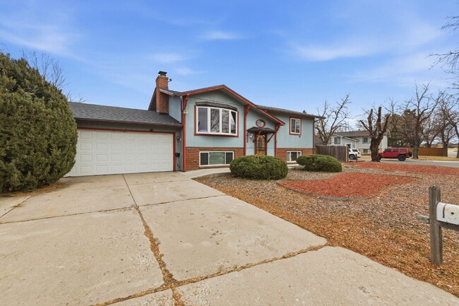 Foto del edificio - Split Level Home Features 4BD/2BA, Large Backyard and Deck. Newly Renovated Kitchen!  Convenient ...