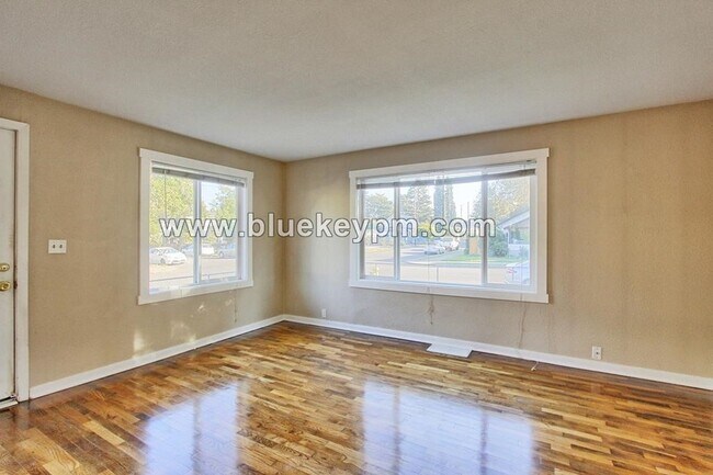 Foto del edificio - 3 Bed, 1 Bath Duplex Unit in Downtown Vancouver