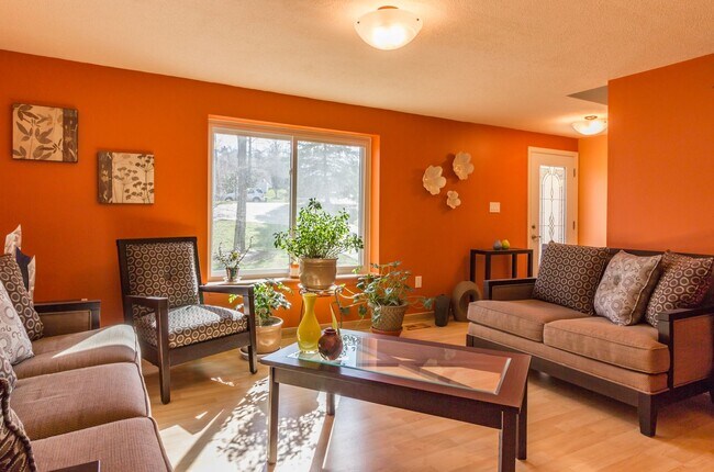 Foto del edificio - Beautiful 4 Bed 3.5 Bath On Cul De Sac In ...