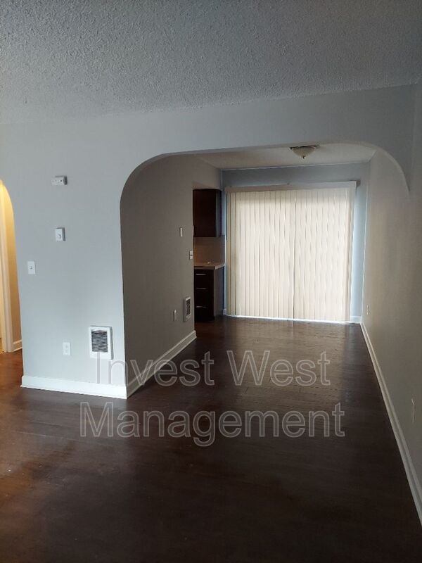 Foto del edificio - 3021 E 20th St