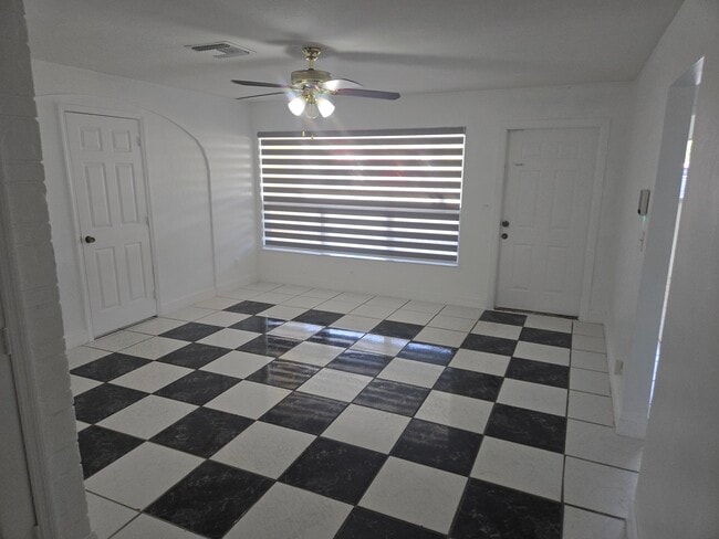 Foto del edificio - 2900 Sunshine Blvd