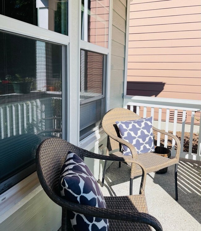 Photo - Fully Furnished 2 bedroom cottage in downt... House