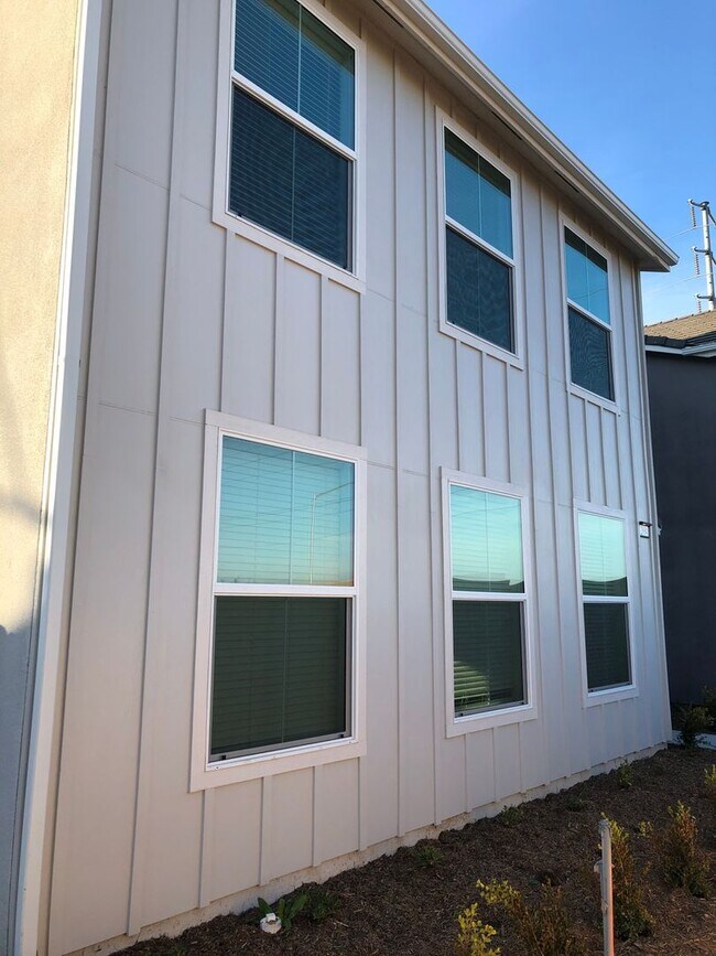 Building Photo - Gorgeous 2 story; 3 bedroom / 2.5 bath Home