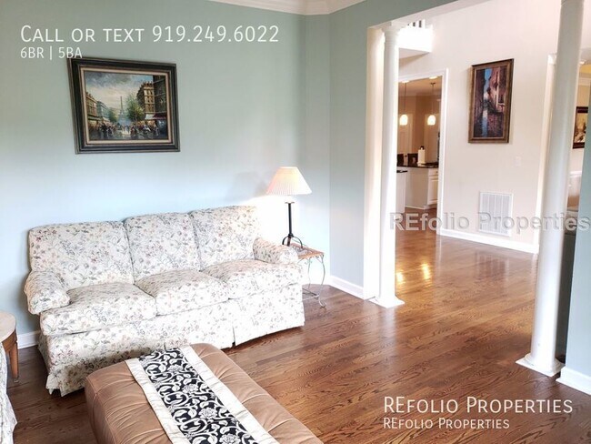 Foto del edificio - Stunning 6 Bedroom Home w/ Private Backyar...