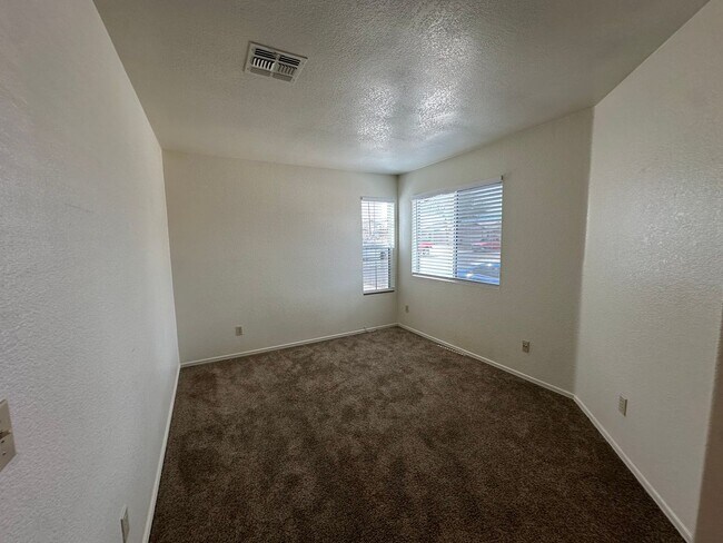 Building Photo - Eastside 3 Bed 2 Bath with Office/Den!