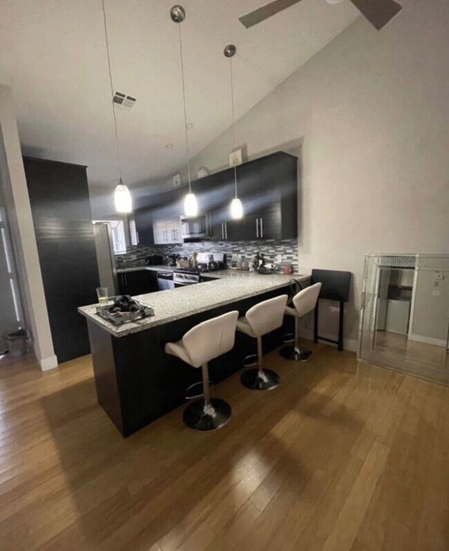 Foto del edificio - TOP FLOOR 2 BEDROOM FULLY FURNISHED CONDO