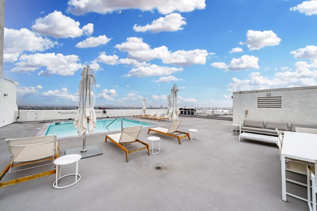 Foto del edificio - 838 N Doheny Dr