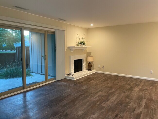 Building Photo - 2115 Melrose Dr