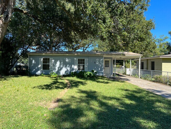 Building Photo - Great Find in West Pensacola