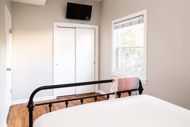 Building Photo - 628 W Schubert Ave