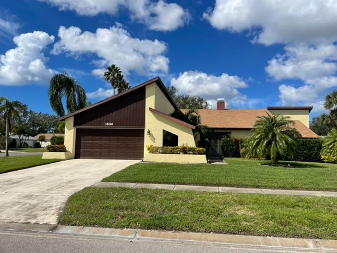 Foto principal - 3/2 ANNUAL - POOL HOUSE/W/ HUGE BONUS ROOM...