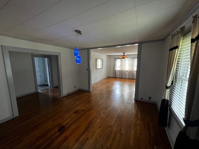 Foto del edificio - 1820 Luttrell St