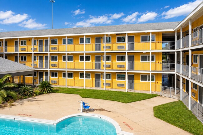 Piscina y patio - Siegel Suites Houston