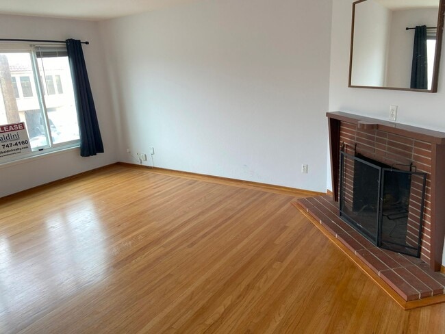 Building Photo - 1st Floor 2Bd / 1Ba  Flat With Garage Parking