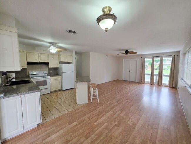 Building Photo - 3/2 with Florida room and Carport