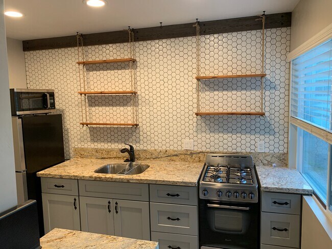 Cocina - 619 Stork St