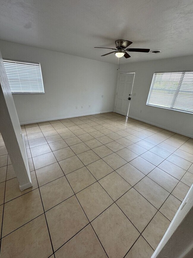 Foto del edificio - 1643 NE 70th St